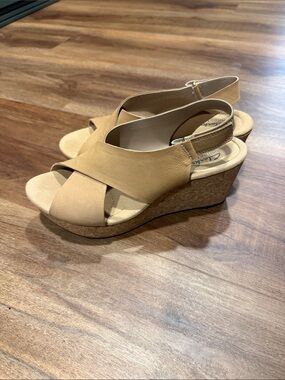 Clarks Beige/Tan Crisscross Cork Wedge Sandals 9 wide